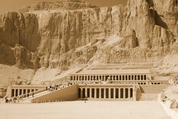 Templo Mortuário Rainha Hatshepsut Está Localizado Sob Falésias Deir Bahari — Fotografia de Stock