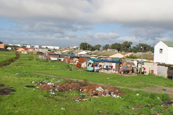 KHAYELITSHA, TOWNship CAPE TOWN Güney Afrika - 22 Mayıs Khayelitsha Güney Afrika 'da 22 Mayıs 2007 tarihinde Cape Town Güney Afrika' daki en büyük ve en hızlı büyüyen kasaba olarak bilinmektedir.