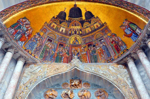 ヴェネツィアイタリア 2011年6月12日 マルコ大聖堂 マルコ大聖堂 入り口の壁画の上にヴェネツィアのローマカトリック大聖堂の大聖堂教会 — ストック写真