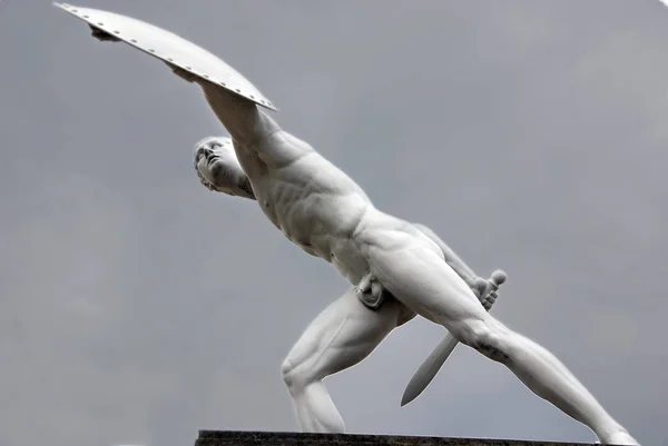Forntida Staty Man Med Svärd — Stockfoto