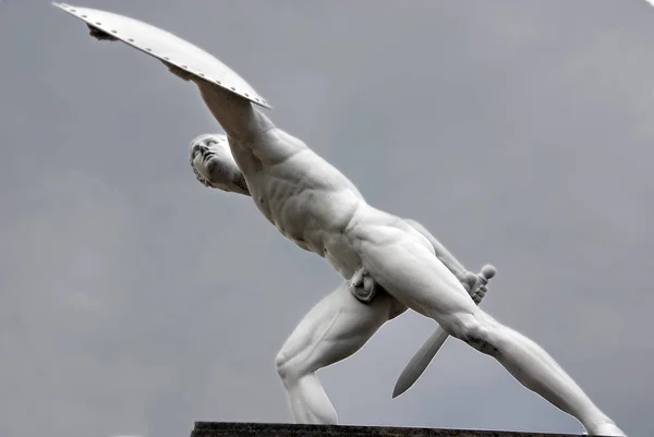 Ancienne Statue Homme Avec Une Épée — Photo