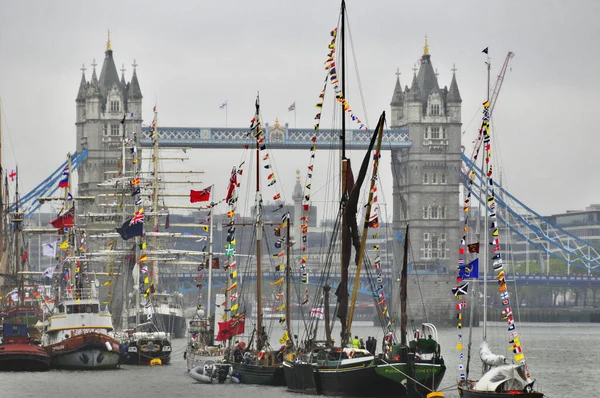 英国伦敦 6月1日 为庆祝女王钻石诞辰而装饰有旗帜和饰带的船只 塔桥为背景 June 2012 London — 图库照片