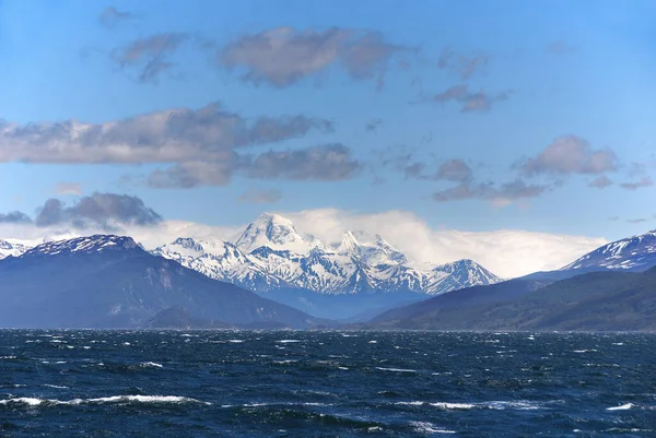 ビーグル海峡はいくつかの島の間に発達しており 北にはアルゼンチン チリ諸島のグランデ ティエラ フエゴ島 南のホスト島 ナバリーノ島 ピトン島 ヌエバ島がある — ストック写真