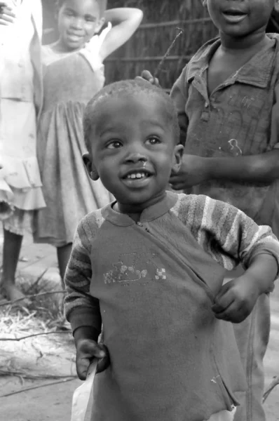 巨石阵 Zanzibar Tanzania 11月27日 2011年11月27日 在坦桑尼亚桑给巴尔的石城 年轻的身份不明的马赛族儿童在玩 马赛族是非洲最有名的部落 他们是游牧民族 住在小村庄里 — 图库照片