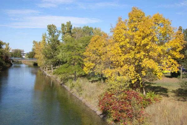 Krásná Podzimní Krajina Jezerem — Stock fotografie