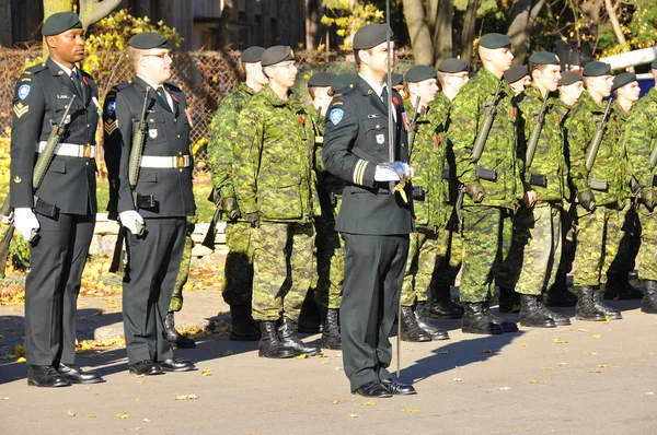 Montreal Canada November Kanadai Katonák Egyenruhában 2011 November Emléknapra Montrealban — Stock Fotó