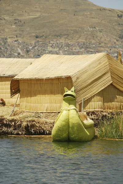 Los Botes Balsas Del Lago Titicaca Junto Con Las Canoas — Foto de Stock