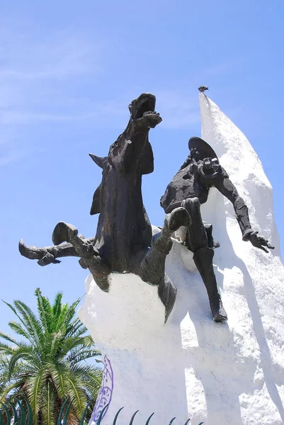 Estatua Del Hombre Con Caballo Día Soleado — Foto de Stock