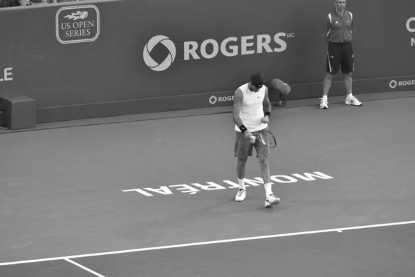 Mann Spielt Tennis Auf Dem Platz — Stockfoto