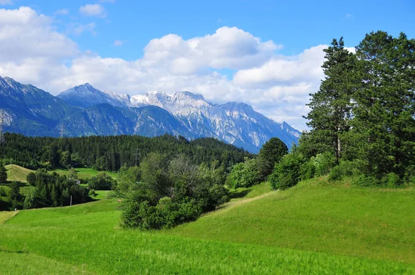 Άλπεις Βουνό Λιβάδι Γαλήνια Θέα Άνοιξη Κοντά Innsbruck Αυστρία — Φωτογραφία Αρχείου
