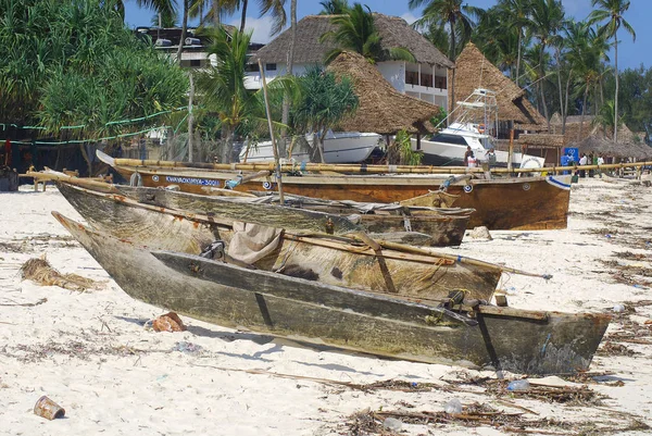 ZANZIBAR, TANZANIA - 21 Ekim 2011 'de Nungwi Köyünde balıkçı teknesi. Zanzibar Adası, Tanzanya. Nungwi geleneksel olarak Zanzibar 'ın dhow-building endüstrisinin merkezidir.  