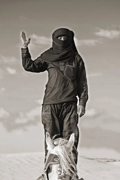 Douz Tunisia Lgo Een Onbekende Bedoeïenenman Draagt Traditionele Kleding Sahara — Stockfoto