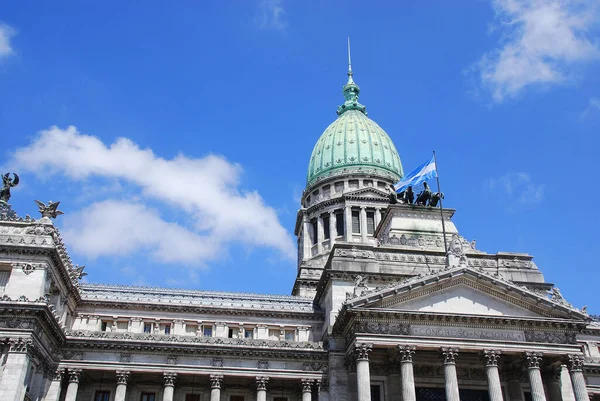 国会广场 Dome Congress Plaza 是阿根廷首都布宜诺斯艾利斯的一个公园 面向阿根廷国会 广场是部分开放空间 由国会大楼东侧3个相邻的广场组成 — 图库照片