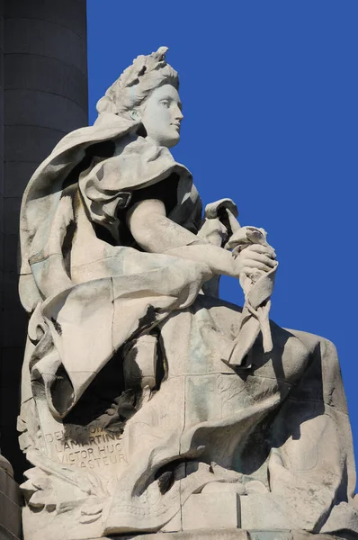 アレキサンドル3世橋の彫像 — ストック写真