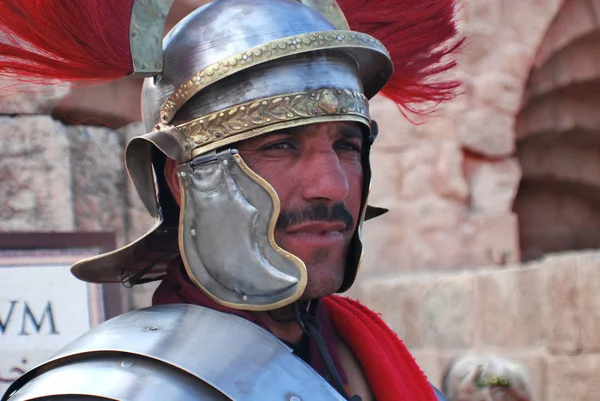 25 Kasım 2009 'da Ürdünlü asker, Ürdün' ün başkenti Jerash 'ta bir Roma ordusunun canlandırma gösterisi sırasında Romalı asker gibi giyinmişti.