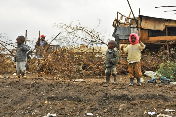 Nairobi Kenya Oct Pessoas Não Identificadas Caminham Lama Através Favela — Fotografia de Stock