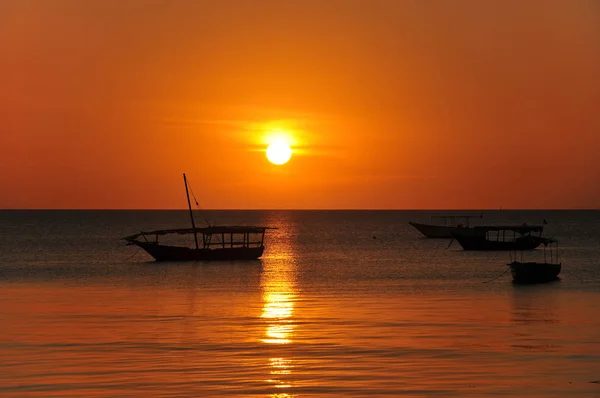 Pescadores Dhow Barco Pôr Sol Partir Longo Dia Mar Tomado — Fotografia de Stock