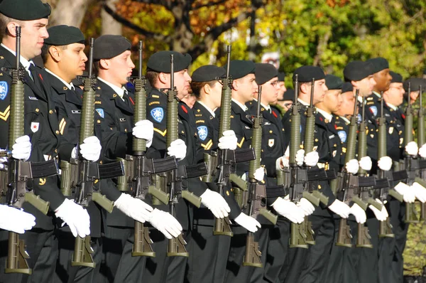 Montreal Kanada Listopadu Kanaďané Uniformě Pro Připomenutí Dne Listopadu 2011 — Stock fotografie