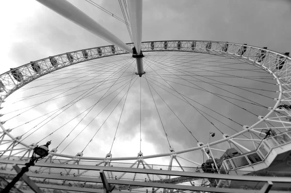 ロンドン 6月04 2012年6月4日にロンドンでテムズ川の岸に沿って ヨーロッパで最も高い観覧車であるロンドン アイの近くの景色 — ストック写真