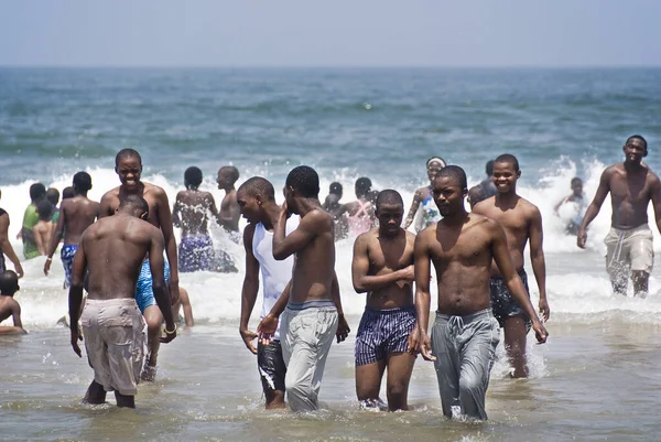 非洲海滩上的一群人 — 图库照片