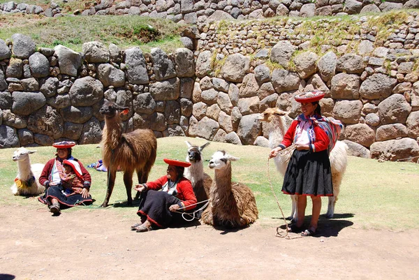 Sacsayhuaman Cusco Perú Noviembre Mujeres Peruanas Vestidos Tradicionales Pie Con —  Fotos de Stock