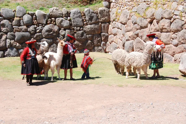 Sacsayhuaman Cusco Peru November Перуанська Жінка Традиційних Сукнях Стоять Невеликим — стокове фото