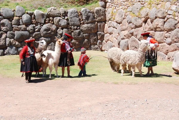 Sacsayhuaman Cusco Perú Noviembre Mujer Peruana Con Vestidos Tradicionales Pie — Foto de Stock