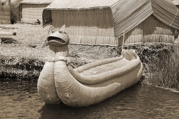 Los Botes Balsas Del Lago Titicaca Junto Con Las Canoas — Foto de Stock