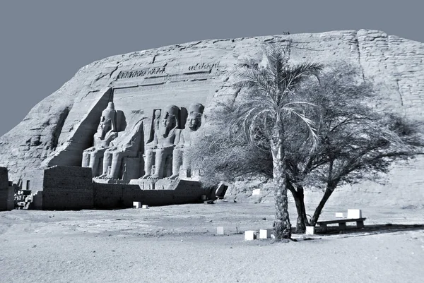 エジプトだ ラムセス2世 大神殿 のアブシンベル寺院は ナッサー湖の西岸に位置しています アブシムベル寺院は1979年以来ユネスコの世界遺産に登録されています — ストック写真