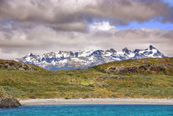 Όμορφο Τοπίο Των Βουνών Χιόνι Κοντά Στη Θάλασσα Στην Αργεντινή — Φωτογραφία Αρχείου