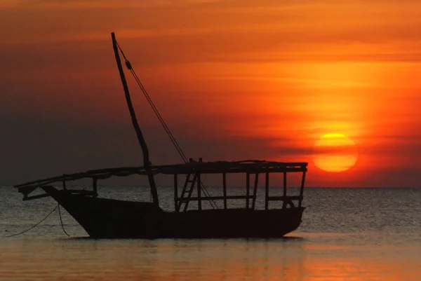 Pescadores Dhow Barco Atardecer Desde Largo Día Mar Tomado Aldea — Foto de Stock