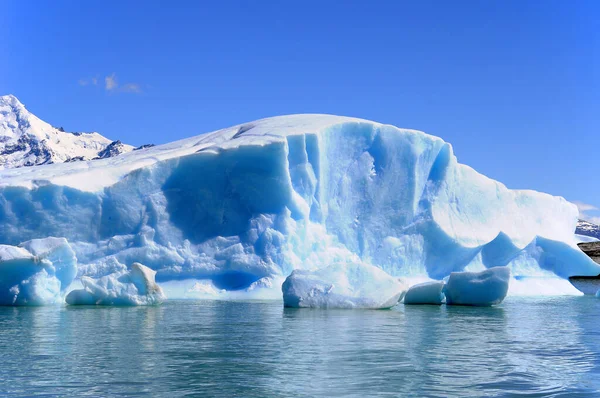 ペリト モレノ氷河はアルゼンチンのサンタクルーズ州にあるロス グラシアレス国立公園内にある氷河である アルゼンチン パタゴニアで最も重要な観光スポットの一つです — ストック写真