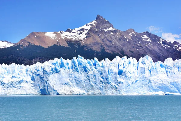 ペリト モレノ氷河はアルゼンチンのサンタクルーズ州にあるロス グラシアレス国立公園内にある氷河である アルゼンチン パタゴニアで最も重要な観光スポットの一つです ストック画像