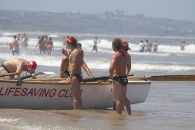 DURBAN - 25 Kasım 2009, Durban, Güney Afrika KwaZulu Natal Cankurtaran Yarışması 'nda gençlerden oluşan bir grup.