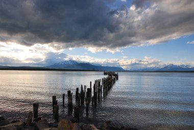 Old Pier Puerto Natales, Şili Patagonya 'da bir şehirdir. = = Coğrafya = = Puerto Natales, Natales ili 'nin başkenti ve Ultima Esperanza ili' nin (İspanyolca 