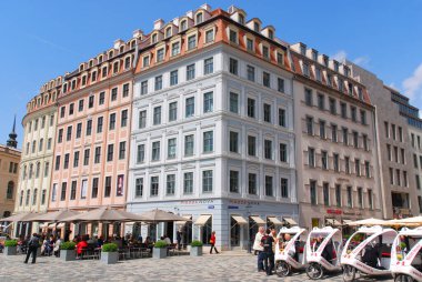 DRESDEN GERMANY - 25 Mayıs 2010 Dresden Frauenkirche meydanında turist yürüyüşü. 18 'inde inşa edilen kilise, Dresden' in 2. Dünya Savaşı sırasında bombalanmasıyla yıkıldı..