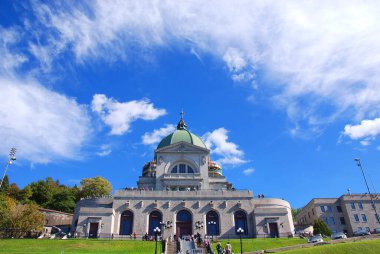 Montreal CANADA - 4 Temmuz 04: Saint Joseph 's Oratory of Mount Royal, Kanada' nın Montreal kentinde, 4 Temmuz 2010 tarihinde Royal Dağı 'nın batı yamacında kurulmuş bir Roma Katolik bazilikası..