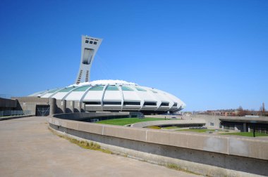 Montreal, Kanada - 29 Apartman. 29 Nisan 2012 'de Montreal Olimpiyat Stadyumu ve kulesi. Dünyanın en yüksek eğimli kulesi. Olimpiyat turu 175 metre uzunluğunda ve 45 derecelik açıyla yapılıyor.