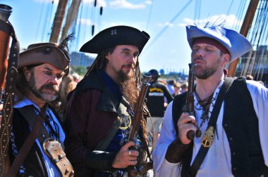 MONTREAL, CANADA - 18 Eylül 2011 'de Kanada' nın Montreal şehrinde, Les Grands Voiliers sur les Quais 2011Uzun Gemiler festivaline korsan olarak katılan erkekler