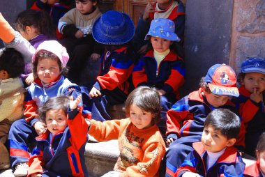 SAKSAYWAMAN PERU - 23 Kasım 2010 'da Peru' nun Saksaywaman kentinde, Checaspampa 'da kimliği belirsiz çocukların portresi.