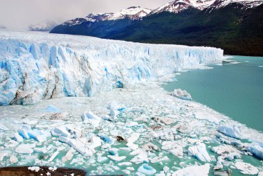 Perito Moreno Buzulu, Arjantin 'in Santa Cruz eyaletindeki Los Glaciares Ulusal Parkı' nda bulunan bir buzuldur. Patagonya 'nın en önemli turistik merkezlerinden biridir.