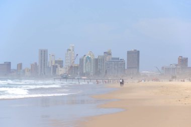 Modern şehirde insanlarla dolu güzel bir sahil.