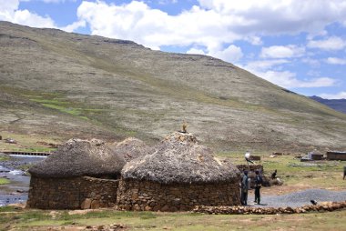Lesotho 'da geleneksel konut tarzı rondavel olarak adlandırılır. Rondavel' in duvarları genellikle taşlardan yapılır. Çatı, ahşap tellere iple dikilmiş ahşaptan yapılmıştır. 
