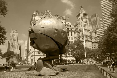 NEW YORK - 21 Mayıs 2009 New York, ABD 'deki 11 Eylül saldırılarından sonra İkiz Kuleler' in enkazından kurtarılan Küre. Küre, Alman heykeltıraş Fritz Koenig 'in büyük bir metalik heykelidir..