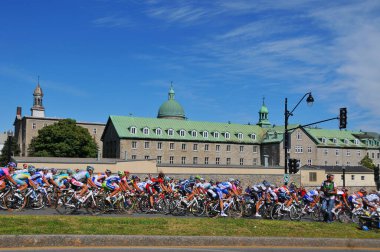 MONTREAL, CANADA - 11 Eylül 2011 'de Montreal' de Montreal Dağı 'nda, UCI bisiklet takviminde tanımlanamayan bir grup bisikletçi faaliyette.