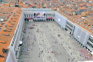 VENICE - 12 Haziran 2011 'de Venedik, İtalya' da San Marco plazasını ziyaret eden turistler. Venedik 'e yılda 20 milyondan fazla turist geliyor..