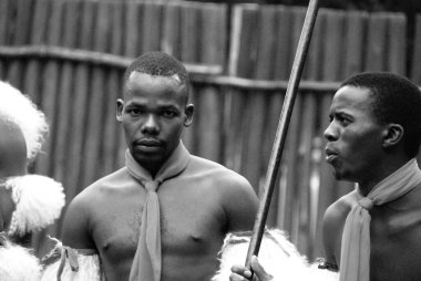 MANZINI, SWAZILAND - 25 Kasım 2010 Manzini, Svaziland 'daki bir Swazi şovunun sunumu sırasında kimliği belirsiz gençler geleneksel giysiler giyip dans ediyorlar. 