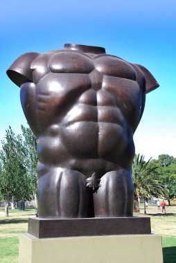 BÜYÜK ARGENTINA - NOV 22: Torso Masculino Desnudo (Çıplak Erkek Gövdesi) Kolombiyalı sanatçı Fernando Botero tarafından tasarlandı ve 24 Mayıs 1994 tarihinde Parque Thays 'te açıldı. 22 Kasım 2011 'de Buenos Aires Arjantin