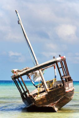 ZANZIBAR, TANZANIA - 21 Ekim 2011 'de Nungwi Köyünde balıkçı teknesi. Zanzibar Adası, Tanzanya. Nungwi geleneksel olarak Zanzibar 'ın dhow-building endüstrisinin merkezidir.