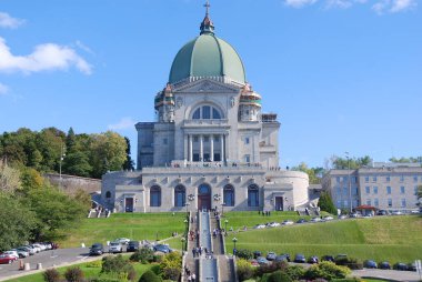 Montreal CANADA - 4 Temmuz 04: Saint Joseph 's Oratory of Mount Royal, Kanada' nın Montreal kentinde, 4 Temmuz 2010 tarihinde Royal Dağı 'nın batı yamacında kurulmuş bir Roma Katolik bazilikası..
